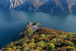 Luftaufnahme von Traunkirchen im Herbst