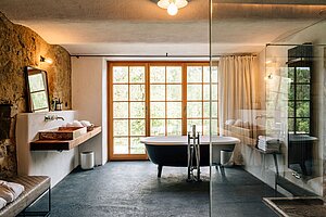 Badezimmer mit freistehender Badewanne